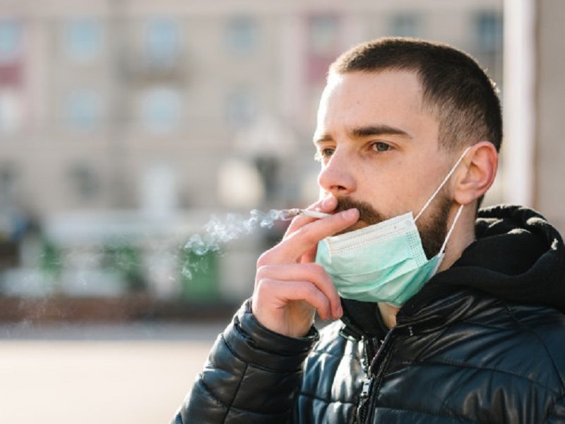 coronavirus-fumar-closeup-hombre-mascara-pandemia-covid-19-fumando-cigarrillo-calle-fumar-causa-cancer-pulmon-otras-enfermedades-peligros-danos-tabaquismo_180731-160