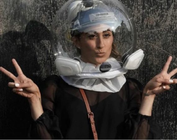 Covidisor, el casco de astronauta que es furor en el NY Fashion Week (1)