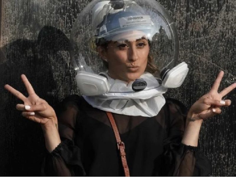 Covidisor, el casco de astronauta que es furor en el NY Fashion Week (1)